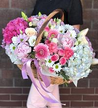 Цветочная композиция из Розы, Хризантемы, Пионы и Лизиантусы в корзине в Станция Скуратово